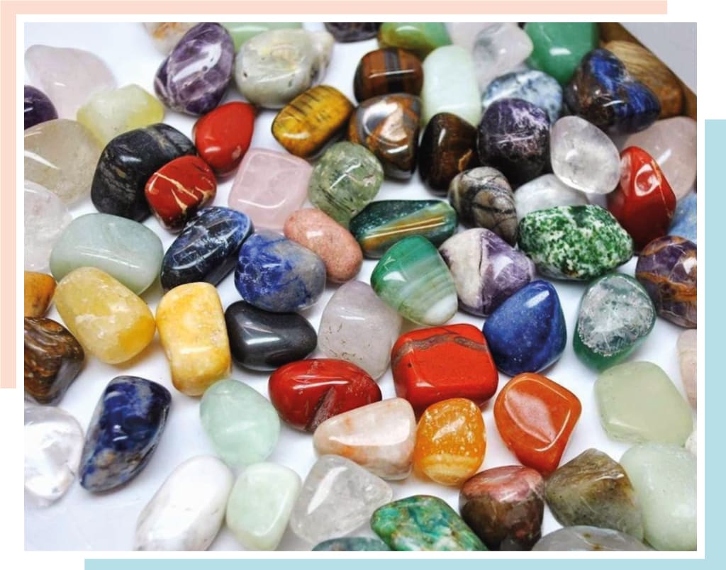 cristales y gemas pulidas de diferentes colores